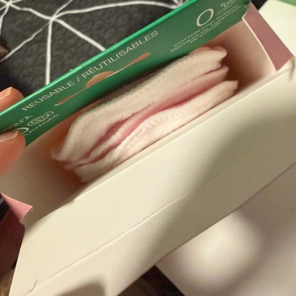 Garnier Reusable Pink Cleansing Pads - Picture 2 of 2